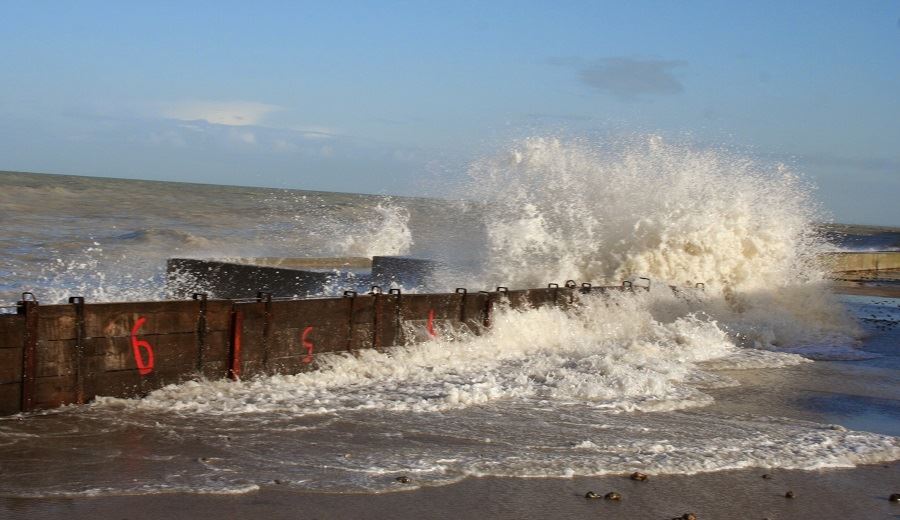 les vagues à la cale aux bateaux