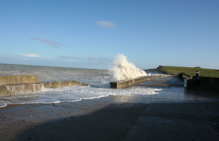 explosion des vagues sur la jetée