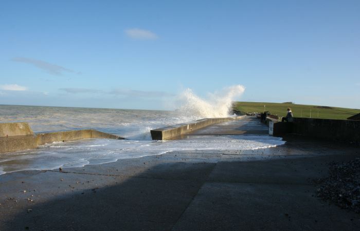 explosion des vagues sur la jetée