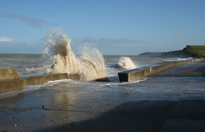 explosion des vagues sur la jetée