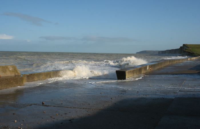 explosion des vagues sur la jetée