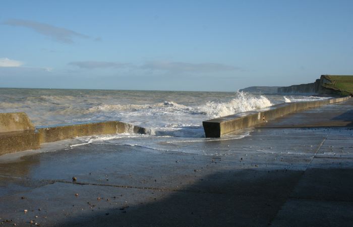 explosion des vagues sur la jetée