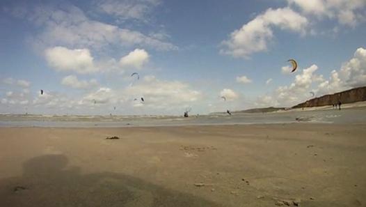 image de kitesurf vue la plage
