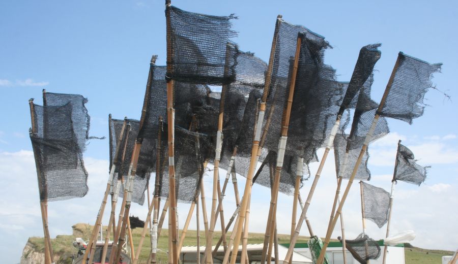 le vent dans les fanions des pêcheurs