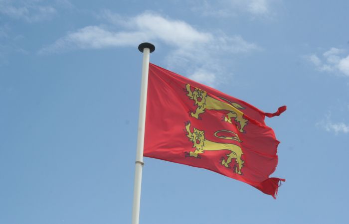 le vent se déchaine sur les drapeaux