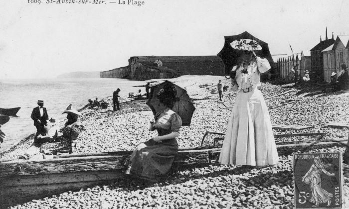 Les élégantes sur la plage