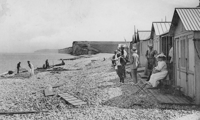 et devant leur cabine