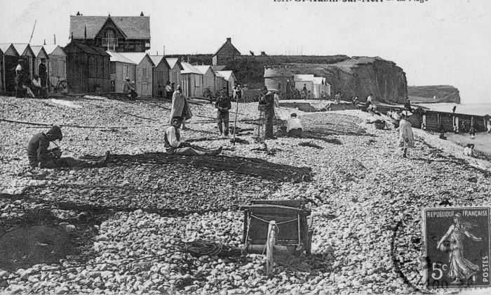 pêcheurs réparant les filets et vacanciers